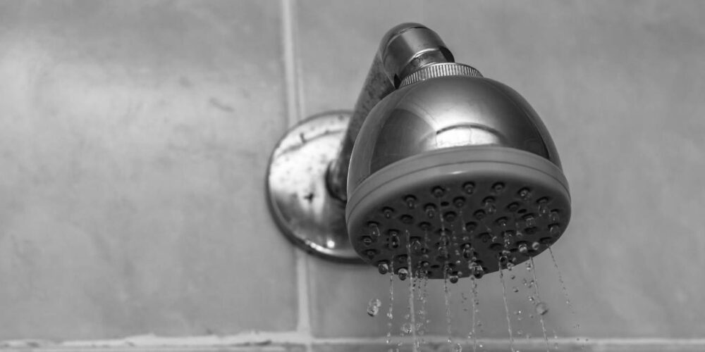Água do chuveiro está fraca ou fria Veja o que pode estar acontecendo - Oficina do Aquecedor